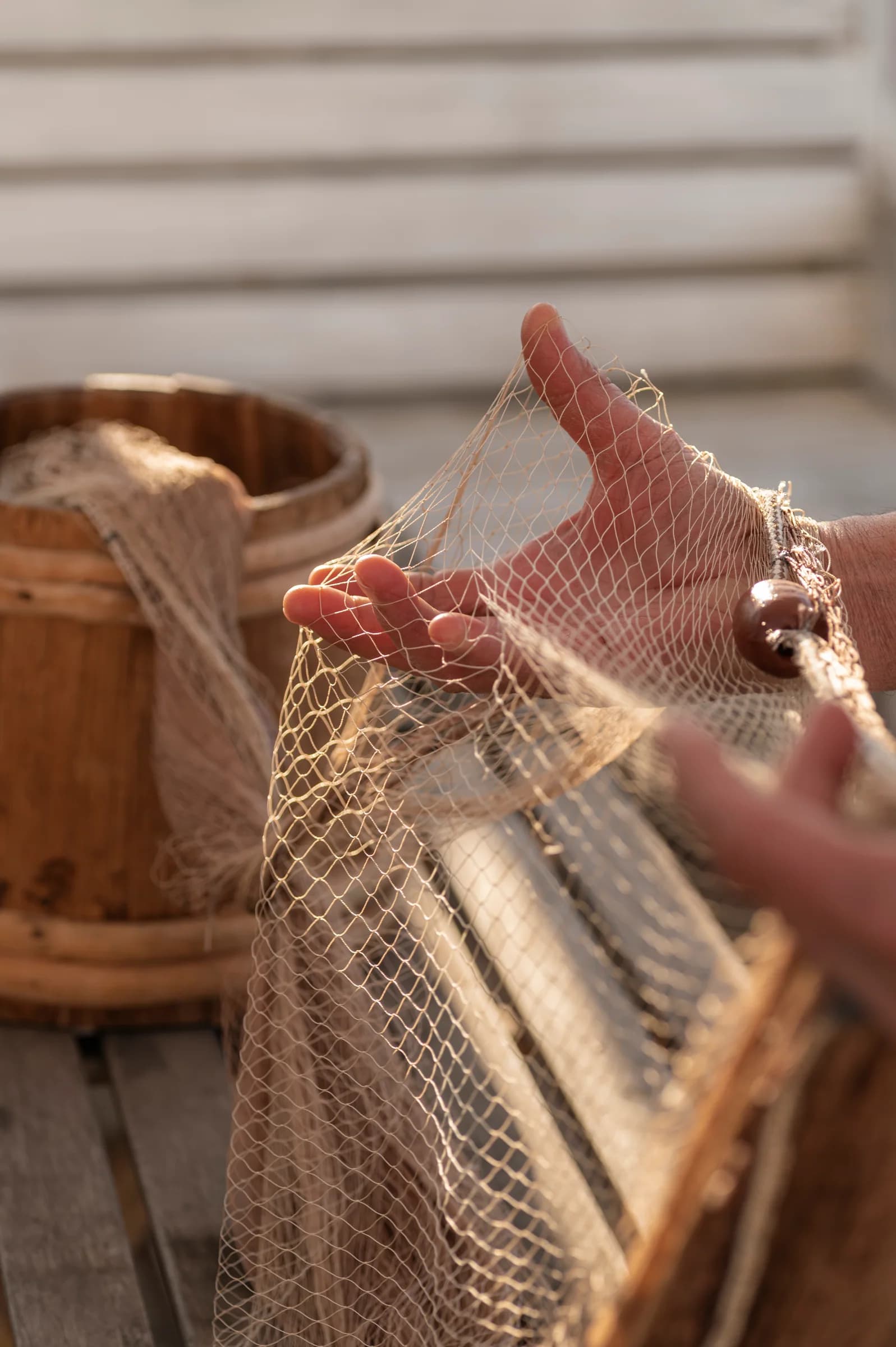 Una rete da pesca Menaica tra le mani dei pescatori