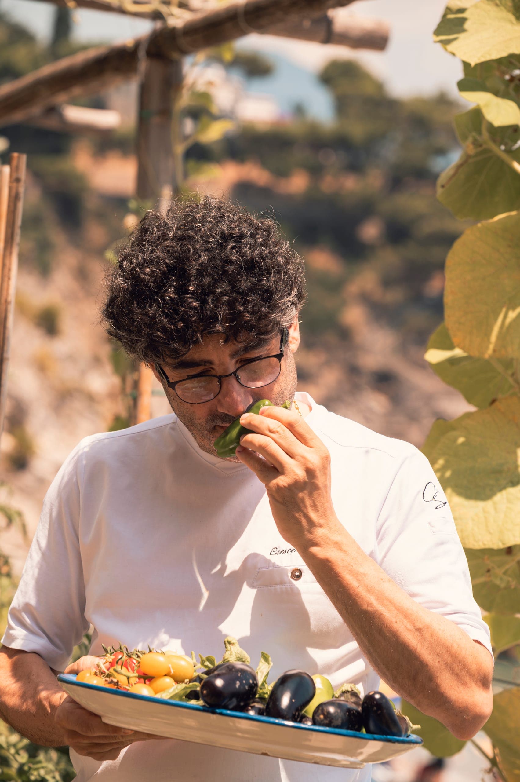 Lo Chef Crescenzo Scotti sceglie le verdure appena raccolte