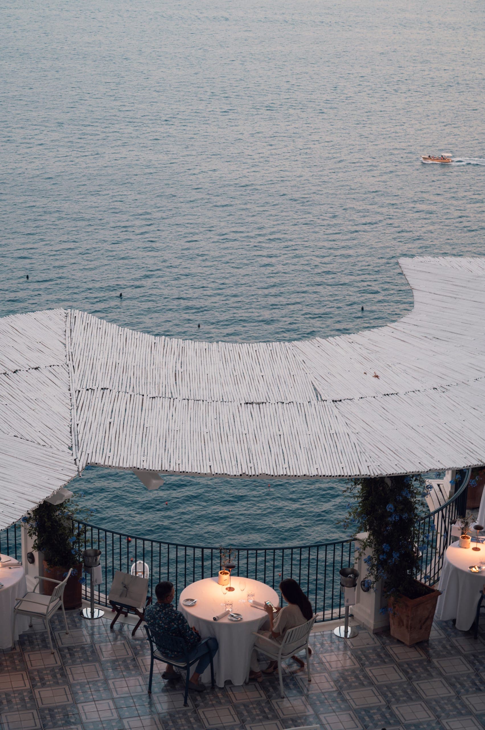 La terrazza di Alici a picco sul mare della Costiera Amalfitana
