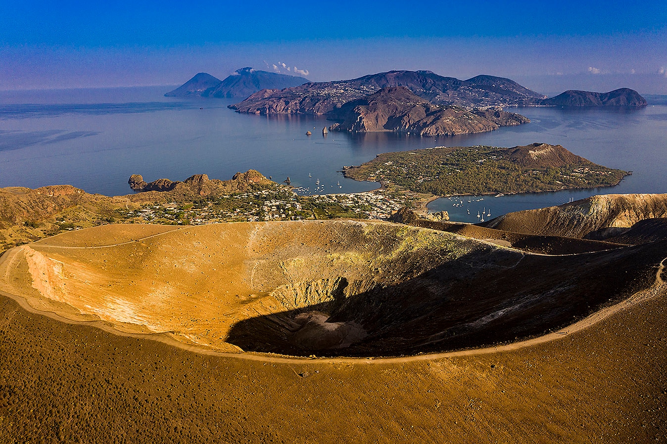 Il paesaggio vulcanico e il mare di Vulcano