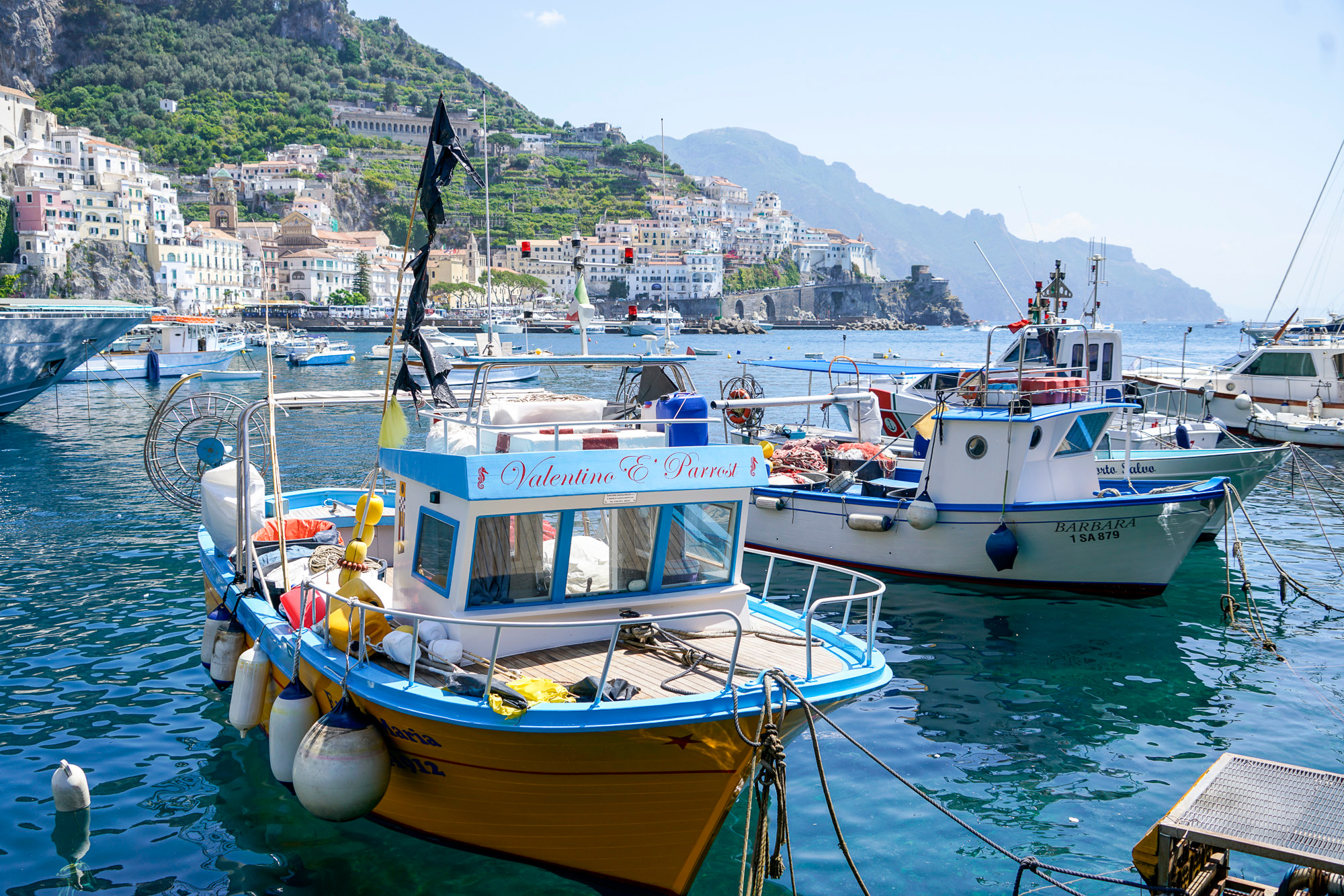 Peschereccio nel mare della Costiera Amalfitana